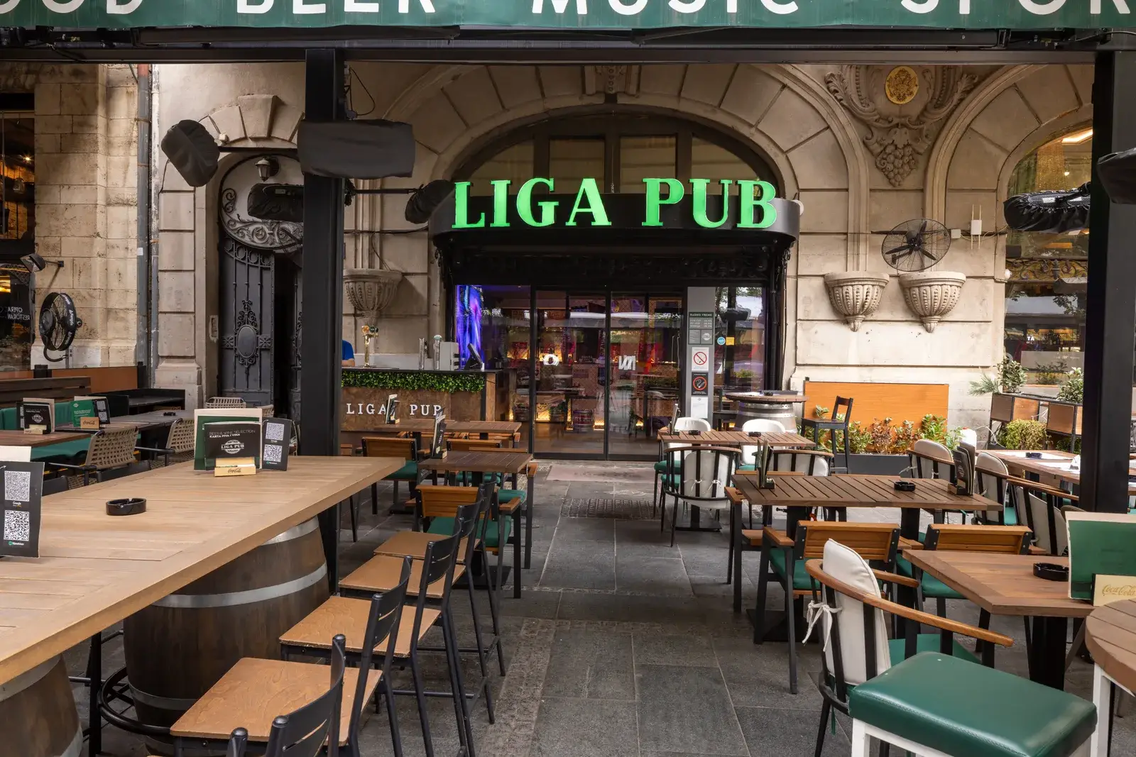 Liga Pub in central Belgrade — a detail of the table setting