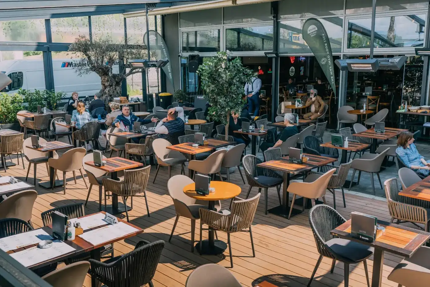 Liga Pub Karaburma — interior with solid wood furniture