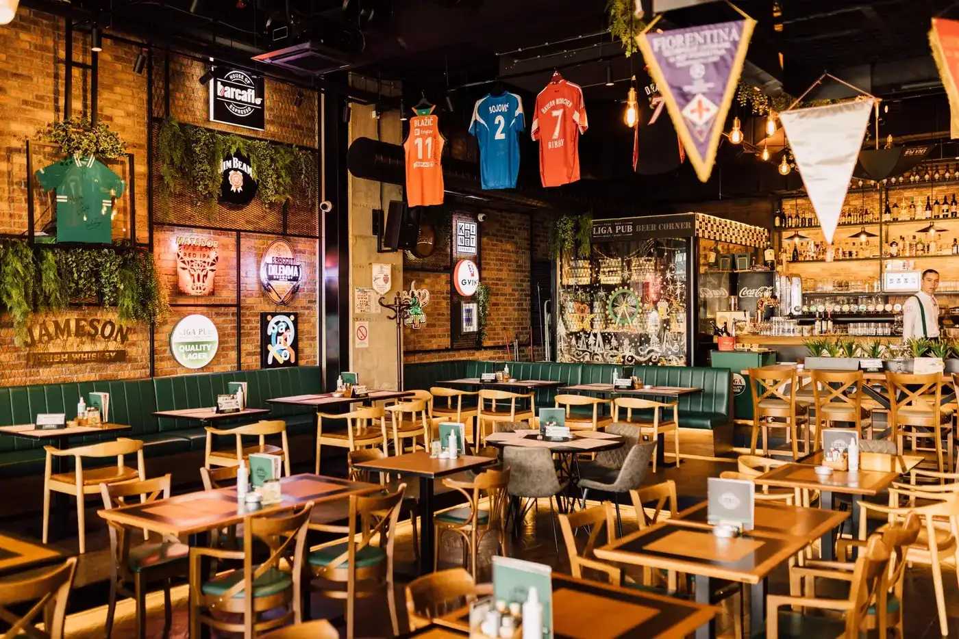 Liga Pub Karaburma — solid wood tables and chairs