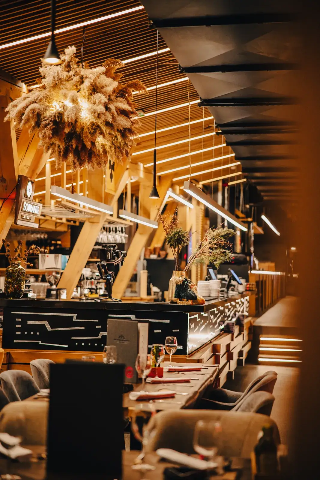 Nacionalna klasa na Kopaoniku restaurant — interior with solid wood furniture
