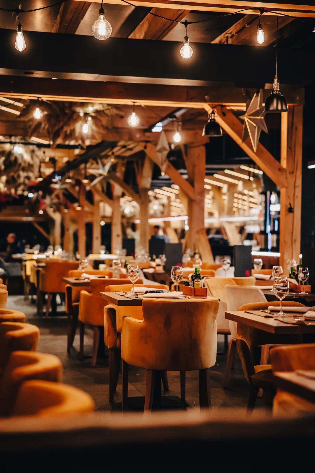 Nacionalna klasa restaurant on Kopaonik — solid wood tables and chairs