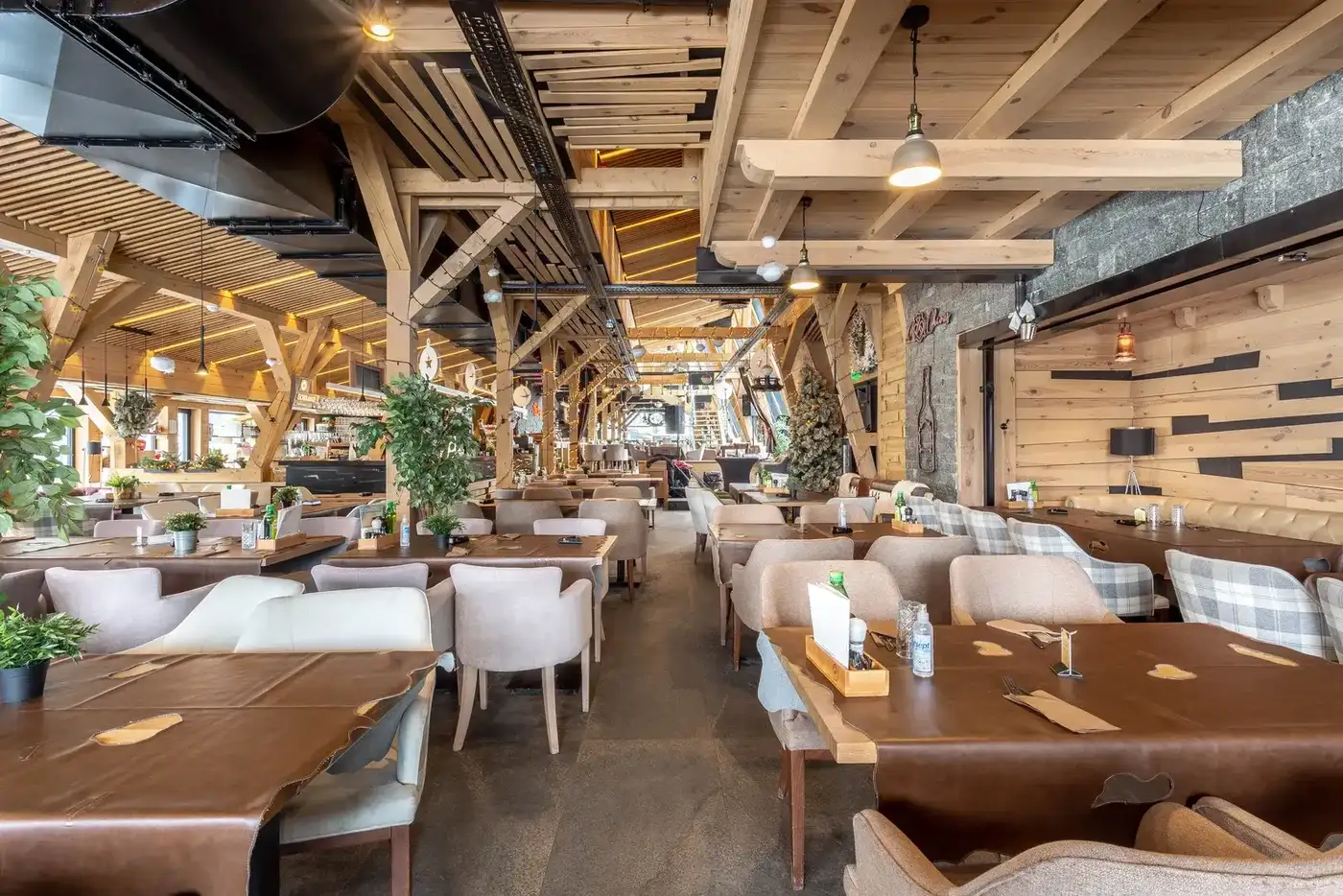 Nacionalna klasa restaurant on Kopaonik — the dining room in wooden furniture