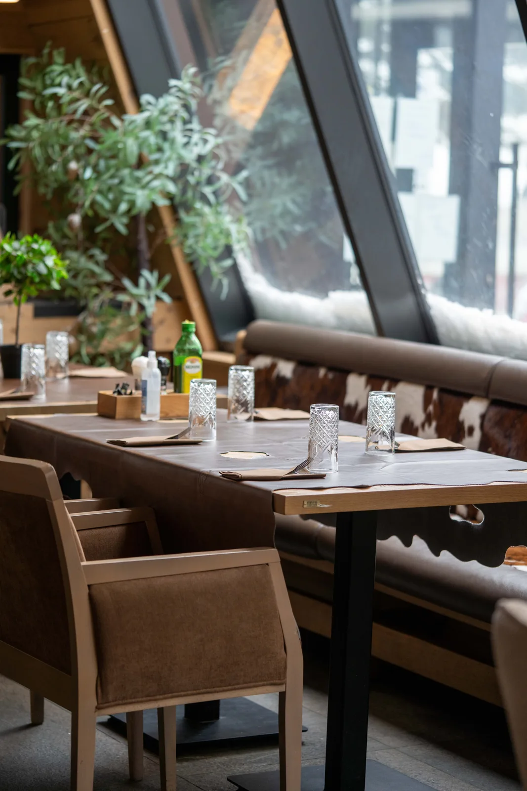Nacionalna klasa na Kopaoniku restaurant — interior with solid wood furniture