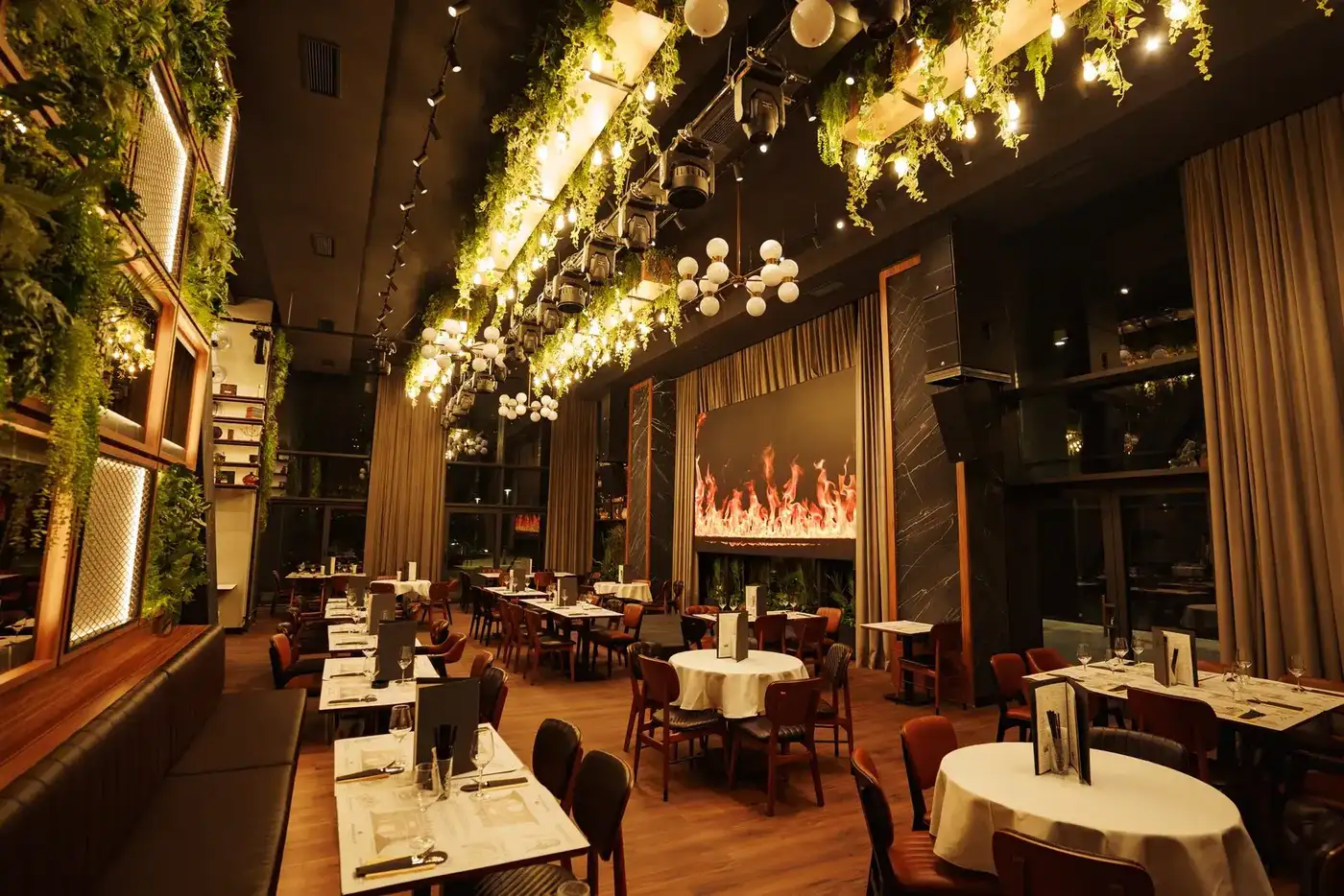Nacionalna klasa u Nišu restaurant — interior with solid wood furniture