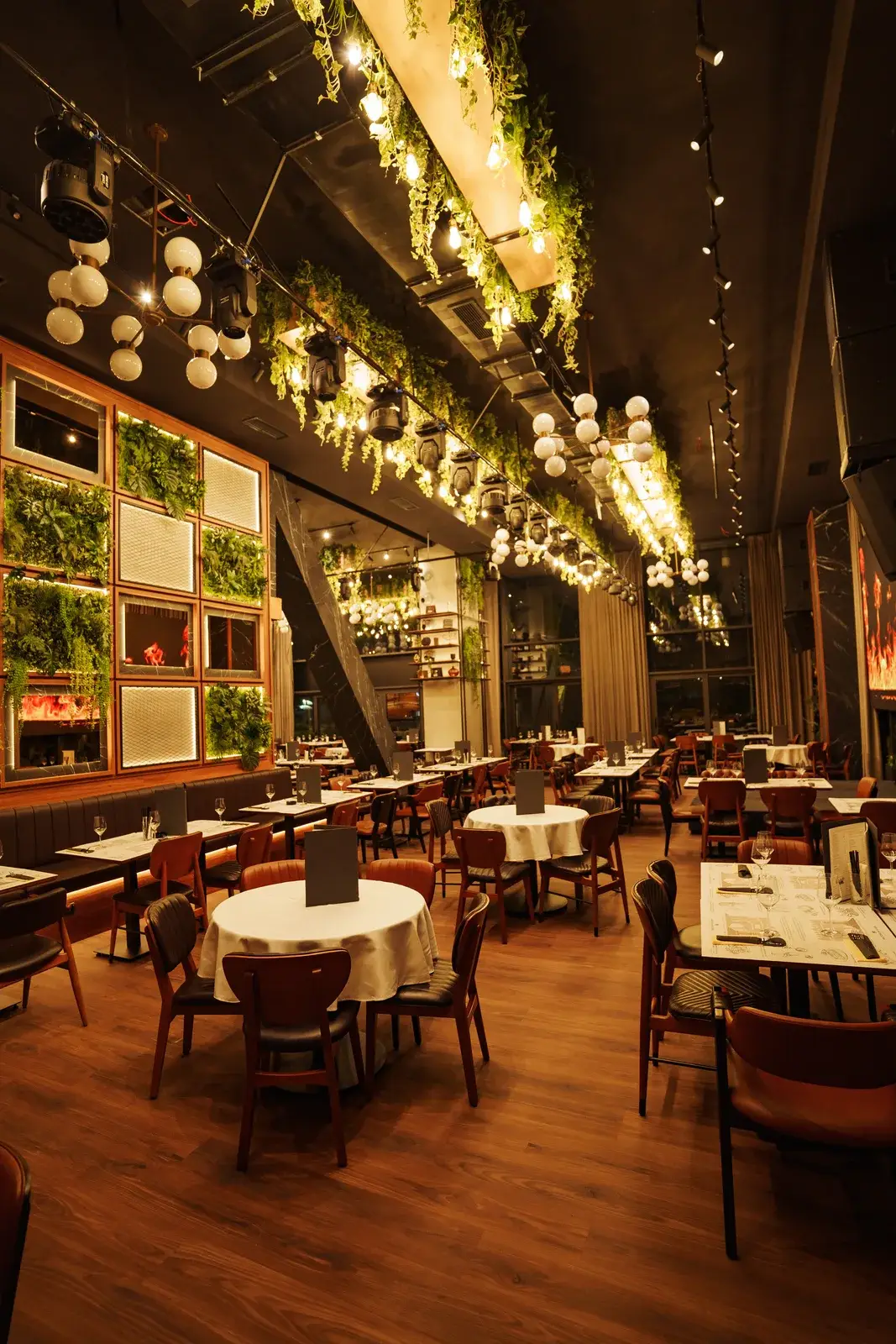 Nacionalna klasa restaurant in Niš — solid wood tables and chairs