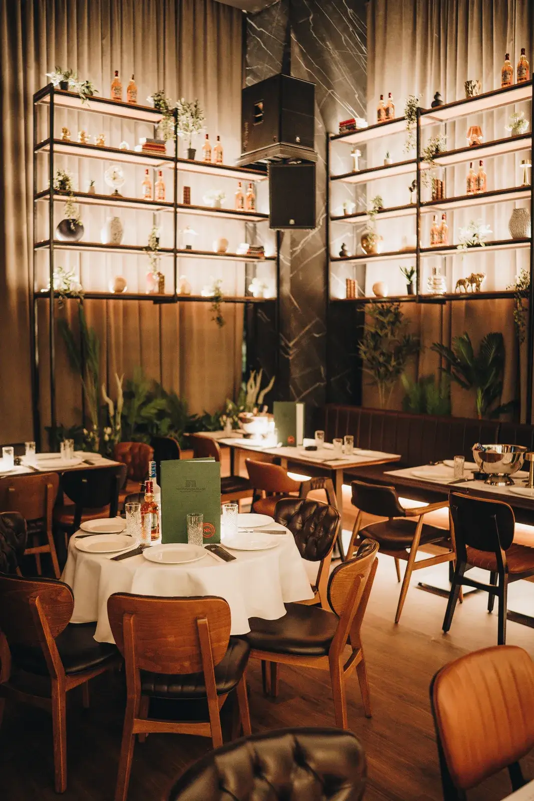 Nacionalna klasa restaurant in Niš — the dining room in wooden furniture